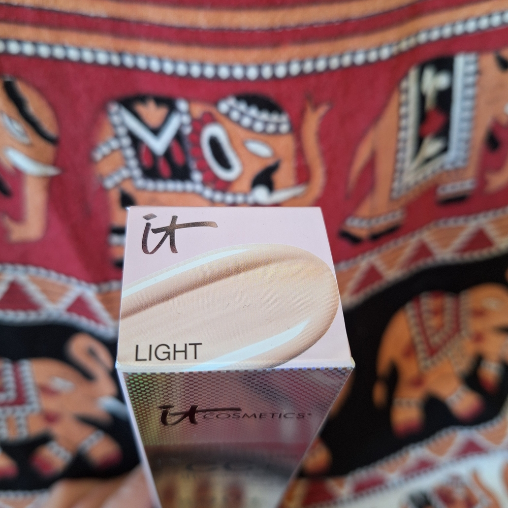 IT Cosmetics CC+ Illumination Daily Sunscreen Foundation SPF 50+ In 03 Light - Picture 9 of 16
